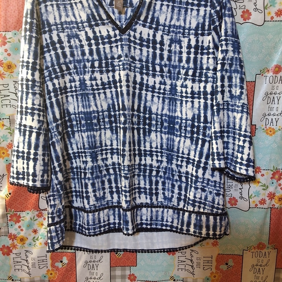 CHICO'S DOT TRIM TIE DYE POPOVER TOP - Picture 3 of 12